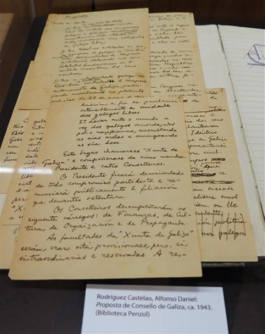  Entre outros documentos, na exposición é posible contemplar copia da "Proposta de Consello de Galiza" de Castelao, datada arredor de 1943 e cedida pola Biblioteca da Fundación Penzol